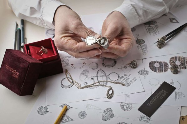 Quelles qualifications pour exercer comme spécialiste en fabrication de bijoux éthiques ?