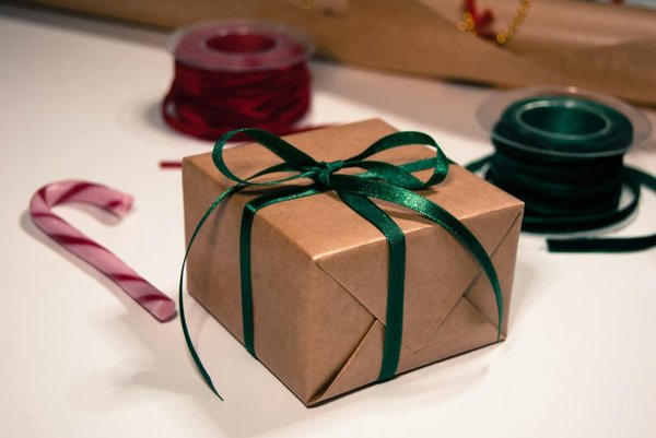 Comment planifier un atelier de fabrication de décorations de Noël écoresponsables, avec des matériaux recyclés et naturels ?
